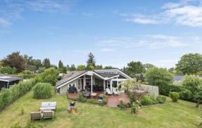 Stunning Home In Dronningmølle With Wifi